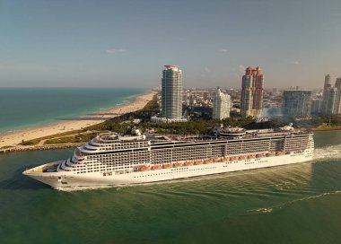 Gemi seyahati. Tatilde olan bir yolcu gemisi. Gemi seyahati. Denizde seyahat et. Hava aracı manzaralı lüks bir yolcu gemisi. Gemi Miami limanından ayrılıyor. Seyahat güzergahı. Güverte düzeni.