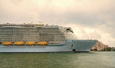 Gemi turu ve deniz seyahati. Lüks yolcu gemisi yolculuğunun havadan görünüşü. Gemi Miami sahil limanından ayrılıyor. Miami turu. Gemi seyahati. Yaz tatilindeki deniz yolculuğunun havadan görünüşü. Gezi eğlencesi.