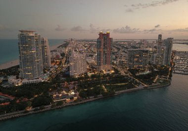 Lüks gökdelenleri ve okyanusları olan Miami şehri. Miamis 'in ünlü ufuk çizgisinin panoramik görüntüsü. Yukarıdan Miami Sahili. Miami silueti tepeden. Miami, Florida 'nın havadan manzarası