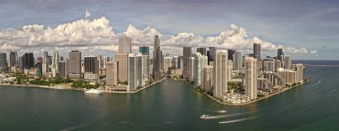 Miami 'de Brickell' in hava manzarası. Güneşli bir günde Miami 'nin göbeğinde. Miami Sahili ve Brickell 'in manzarası. Brickell 'in ünlü simgeleri. Miami şehir merkezi manzarası