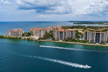 Miami ufuk çizgisinde lüks bir yat turu. Miami 'de turkuaz sulardaki teknelerin havadan görüntüsü. Güney Florida Miami 'de yat inzivası