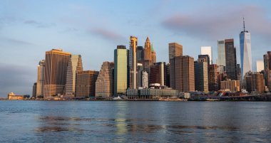 Gökdelen mimarisi olan Manhattan şehir manzarası. Brooklyn köprüsünden Manhattan 'a. New York 'un şehir mimarisi. New York 'un Brooklyn Köprüsü. Brooklyn dönüm noktası.