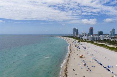 Turkuaz suları olan Miami plajı. Kumlu sahil şeridi ve dalgaların havadan görünüşü. Kumsallı tropik Miami sahnesi. Güney Miami Okyanusu