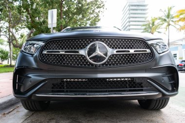 Miami, Florida, ABD - 27 Temmuz 2025: SUV GLC 300 4MATIC. GLC 300 4MATIC SUV dışarıda park halinde. Matte siyah araba, ön manzara. Mercedes Benz GLC 300 4MATIC SUV 2025 araba.