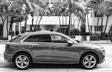 Miami, Florida, ABD - 09 Aralık 2024: Audi Q8 quattro 2019 spor geçiş aracı. Audi Q8 tipinde bir spor araba. Audi Q8 'in arabası dışarıda park edilmiş. Audi Q8, yan görünüm.