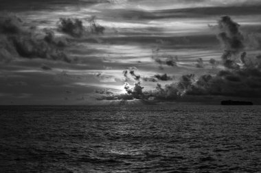 Gün doğumu gökyüzü ufku. Deniz batımı manzaralı. Yaz tatilinde bulutlu gün batımı gökyüzü ve deniz manzarası. Deniz gündoğumuyla gökyüzü. Deniz doğasında sakin bir ufuk. Bora bora. Sahilde romantik bir yaz tatili..