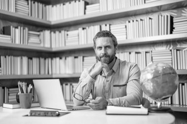 Öğretmen çevrimiçi uzaktan kumanda. uzak özel eğitim. Bilgi ve eğitim. Öğretmen dizüstü bilgisayarda çalışıyor. Öğretmen sanal sınıflarla uzaktan eğitim alıyor. uzaktan eğitim. Sanal sınıf.