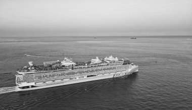 Miami, Florida, ABD - 23 Kasım 2024: Deniz seyahati ikonu. Yaz tatilinde gemi turu. Uluslararası Kraliyet Karayipleri. Gemi turu ve deniz seyahati. Gemi port 'tan ayrılıyor.