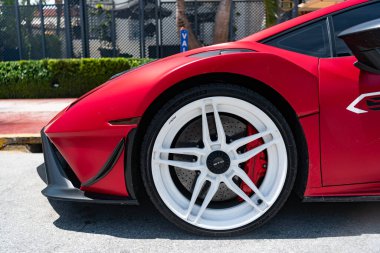 Miami, Florida, ABD - 27 Temmuz 2025: lüks Lamborghini Huracan EVO Spyder. Araba Lamborghini dışarıda park edilmiş. Kırmızı araba, tekerlek lastiği. Lamborghini Huracan EVO Spyder 2020.