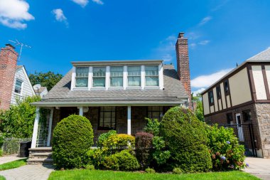 Mahalle mimarisi. Mahallede mülk. Konut mülk evi. Konut mimarisi. Banliyö mahallesi. Banliyö ev mimarisi. Özel ev. Konut çözümü.