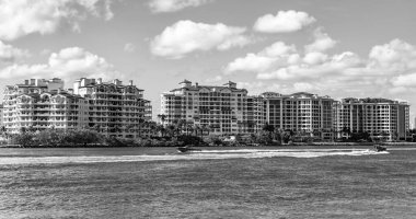 Marinaya yüzen bir tekne. Fisher Adası 'nda lüks bir yat teknesi. Yaz tatili. Fisher Adası konut binası ve lüks yat teknesi. Miami 'de Fisher Adası' na yat gezisi..
