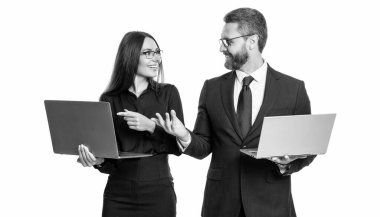 Çevrimiçi çalışan serbest çalışan biri. Online iş iletişimi. Ofisinde dizüstü bilgisayarı olan iş adamları. Uzaktan kumandalı çalışıyor. İş başarısı. Beyazlar üzerinde izole iş adamları. hükümet yetkilisi.