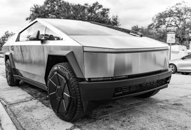 Miami, Florida, ABD - 12 Aralık 2024 Tesla Cybertruck elektrikli kamyonet vagonu. Tesla Cybertruck 'ın elektrikli arabası. Tesla Cybertruck 'ın arabası dışarıda park edilmiş. Tesla Cybertruck, köşe manzaralı..