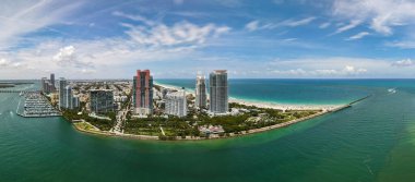Miami ufuk çizgisinin panoramik görüntüsü. Miami 'nin panoramik şehir manzarası ve kıyı gökdelenleri. Yukarıdan Miami Sahili 'nin panoramik manzarası