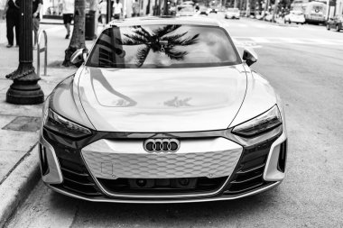 Miami, Florida, ABD - 17 Kasım 2024: Audi e-Tron GT 2022 elektrikli araba. Audi e-Tron GT tipi lüks elektrikli araba. Audi e-Tron 'un arabası dışarıda park edilmiş. Audi e-Tron elektrikli araba, alçak görüş.
