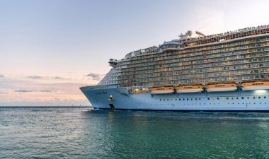 Miami, Florida, ABD - 24 Aralık 2024 yaz tatili. Royal Karayipler Uluslararası yolcu gemisi. Gemi turu. Deniz gezisi. Gemi Miami limanından ayrılıyor. Deniz Gezisi Gezisinin Allure 'u.