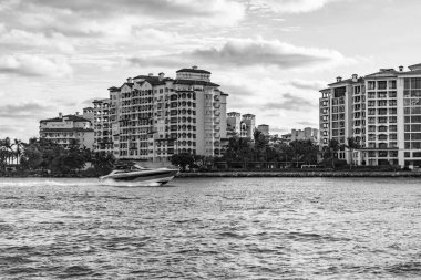 Yat marinaya gidiyor. Tekne ve yat gezisi. Lüks bir yaşam tarzı. Fisher Adası 'nda lüks bir binada yat. Yaz tatili. Fisher Adası Binası. Lüks motorlu tekne yatı. Turistik bölge.