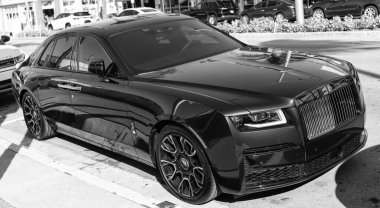 Miami, Florida, ABD - 21 Kasım 2024 Rolls Royce Hayalet 2024. Lüks araba Rolls Royce Hayalet modeli. Araba Rolls Royce dışarı park etmiş. Rolls Royce mavi renk, köşe görünümü.