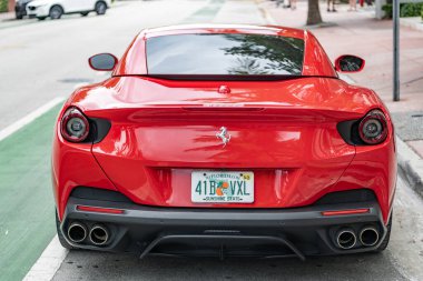Miami, Florida, ABD - 27 Temmuz 2025 Ferrari Portofino üstü açık GT arabası. Üstü açık Ferrari Portofino GT. Ferrari Portofino GT dışarıda park halinde. Kırmızı üstü açık araba, köşe manzaralı..