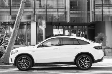 Miami, Florida, ABD - 17 Aralık 2024 Mercedes Benz GLE coupe. Mercedes Benz GLE tipi lüks bir araba. Beyaz Mercedes Benz GLE dışarıda park edilmiş. Mercedes Benz GLE, yan görünüm.