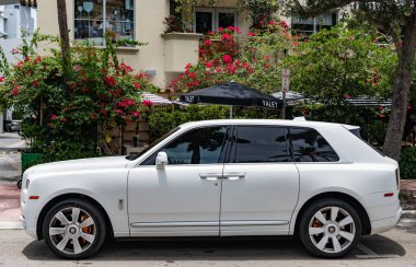 Miami, Florida, ABD - 12 Temmuz 2025 Lüks SUV arabası Rolls Royce Cullinan. Araba Rolls Royce Cullinan park etmiş. Beyaz araba, yan görüş. 2023 Rolls Royce Cullinan lüks SUV arabası.
