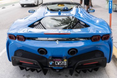 Miami, Florida, ABD - 27 Temmuz 2025 Ferrari SF90 Spider 2023 üstü açılır süper araba. Üstü açık araba Ferrari SF90 Spider. Araba mavisi Ferrari SF90 Spider açık havada park etmiş, nadir bir manzara..