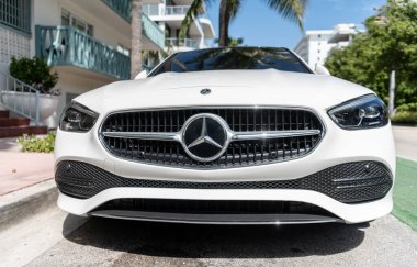 Miami, Florida, ABD - 27 Temmuz 2025: beyaz araba, köşe manzaralı. Mercedes Benz C sedan 2022 araba. Sedan Mercedes Benz C. Araba Mercedes Benz C sedan açık havada park edilmiş..