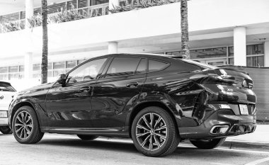 Miami, Florida, ABD - 23 Kasım 2024 BMW X6 çapraz otomobil. Lüks araba, siyah BMW X6 tipi. BMW X6 dışarıda park halinde. BMW X6, köşe görünümü.