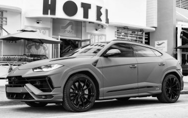 Miami, Florida, ABD - 08 Aralık 2024: Luxur yeşil renkli Lamborghini Urus S tipi spor araba. Lamborghini Urus 'un arabası dışarıda park halinde. Lamborghini Urus, köşe manzaralı. 2024 Lamborghini Urus S SUV arabası.