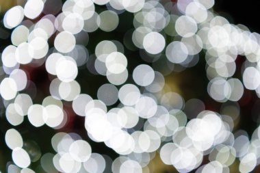 Bulanık arka plan. Parlayan soyutlamanın odaklanması yok. Görüntü bokeh arkaplanı. Odaklanmamış, soyut, parlak bir arka plan, kimse yok. Odaklanmış bulanıklık. Bokeh beyaz Noel.