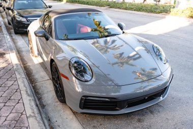 Miami, Florida, ABD - 27 Temmuz 2025: Porsche 911 Carrera 2023 GTS Cabriolet üstü açık araba. Lüks araba Porsche 911 Carrera. Araba Porsche 911 Carrera dışarı park etmiş. Gri üstü açık araba, köşe manzaralı..