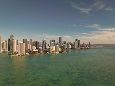 Brickell Miami şehir merkezinde. Miami şehir merkezinde, Florida 'da panoramik modern mimari. Miami ufuk çizgisi panoramik manzara. Brickell Key, ABD 'de gökdelenli şehir manzarası.