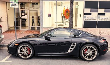 Miami, Florida, ABD - 17 Kasım 2024: Porsche Cayman, yan görüş. 2018 Porsche 718 Cayman siyah araba. Lüks araba Porsche Cayman. Araba siyah Porsche Cayman dışarı park etmiş..