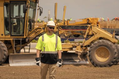 Denetmen işçi üniforma giyer. İşteki en üst düzey yönetici. İşçi bayramı. Binanın dış tarafında. Şantiyedeki adam. İnşaat mühendisliği. İnşaat alanında mühendis var. Kalite kontrol ediliyor.