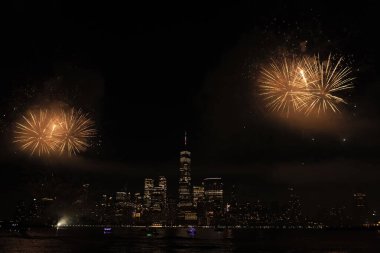 New York Manhattan havai fişekleri arifesinde. Manhattan 'da havai fişekler. New York 4 Temmuz Havai fişekleri. Flashing Fireworks ile New York City Skyline Manhattan. Bağımsızlık Günü