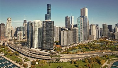 Sonbahar şehri parkı olan şehir manzarası. Chicago şehir manzarası gökyüzü mimarisi. Gökdelen manzarası. Chicago şehir manzarası. Chicago şehir merkezi parkı ve ufuk çizgisi. Autumn City Park manzarası. İş bölgesi.