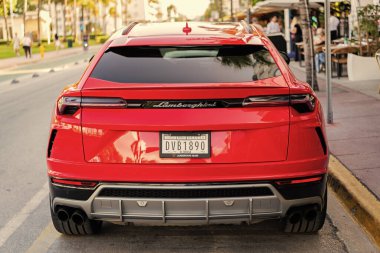 Miami, Florida, ABD - 4 Nisan 2025: lüks SUV Lamborghini Urus. Lamborghini Urus dışarıda park etmiş. Kırmızı araba, nadir bir manzaram var. 2024 Lamborghini Urus lüks spor arazi aracı.