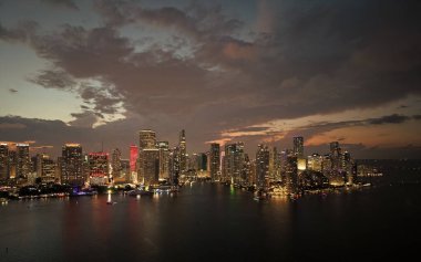 Miami şehir merkezindeki Brickell siluetinin hava gece görüntüsü. Miami 'deki gökdelenler. Brickell finans bölgesinin manzarası. Brickell, Miami 'de. Brickell Şehir Manzarası