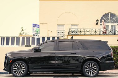 Miami, Florida, ABD - 4 Nisan 2025: lüks spor araba Cadillac Escalade ESV. Araba Cadillac Escalade ESV dışarıda park halinde. Siyah spor araba, yan görüş. 2023 Cadillac Escalade ESV Spor Araba.