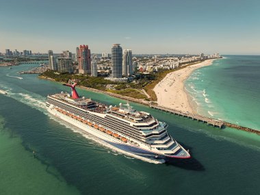 Miami, Florida, ABD - 21 Mart 2025 Yaz Tatili Gezisi. Karnaval yolcu gemisi. Gemi seyahati. Gemi Miami sahil limanından ayrılıyor. Karnaval Fetih yolcu gemisi yolculuğu. Seyahat tatili.