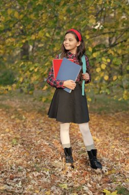 Bilgi ve eğitim. Bilgi toplama günü. Sonbaharda okul ödevi yapan kız. Okula dönelim. Sonbaharda ödevleri olan genç bir kız. Öğrenci ev ödevi yapıyor. Okul eğitimi, dışarıda bir kız. 1 Eylül.