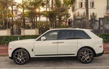 Miami, Florida, ABD - 08 Nisan 2025: Car Rolls Royce Cullinan açık havada park etti. Beyaz araba, yan görüş. 2023 Rolls Royce Cullinan lüks SUV arabası. Lüks SUV arabası Rolls Royce Cullinan.