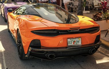 Miami, Florida, ABD - Nisan, 2025 McLaren GT spor araba. Lüks spor araba McLaren GT. Araba McLaren GT dışarıda park halinde. Turuncu spor arabası, nadir bir manzara..