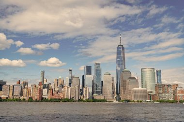 New York, New York Birleşik Devletleri. Manhattan 'ın ortasındaki New York şehrinin ufuk çizgisi. ABD, New York, New York, Manhattan. Amerikan finans başkenti. Aşağı Manhattan silueti. New Jersey 'den New York. Manhattan şehir merkezi..