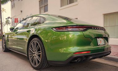 Miami, Florida, ABD - 20 Aralık 2024: Porsche Panamera 2019 Gran Turismo spor fastback otomobil. Porsche Panamera 'nın lüks arabası. Porsche Panamera 'nın arabası dışarıda park edilmiş. Porsche Panamera, köşe görünümü.