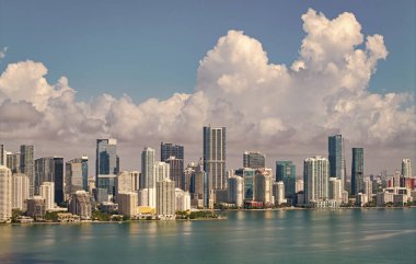 Miami Brickell 'in ünlü simgeleri. Miami 'deki Brickell' in insansız hava aracı görüntüsü. Brickell bölgesinde iş. Biscayne Körfezi Florida ikonik şehir kıyıları gündüz gözüyle
