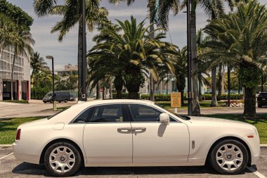 Miami, Florida, ABD - 21 Nisan 2025: Rolls Royce Ghost 2013 Sedan Car. Lüks sedan araba Rolls Royce Ghost. Araba Rolls Royce Ghost dışarı park etmiş. Beyaz sedan araba, köşe manzaralı..