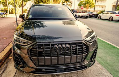 Miami, Florida, ABD - 07 Nisan 2025: Audi Q3 numaralı araba açık havada park edilmiş. Koyu yeşil kesişen araba, ön görüş. 2025 Audi Q3 hibrit coupe crossover araba. Coupe crossover araba Audi Q3.