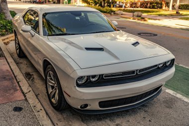 Miami, Florida, ABD - 07 Nisan 2025: lüks spor araba Dodge Challenger SXT. Dodge Challenger SXT dışarıda park halinde. Beyaz spor araba, köşe manzaralı. 2023 Dodge Challenger SXT spor araba.