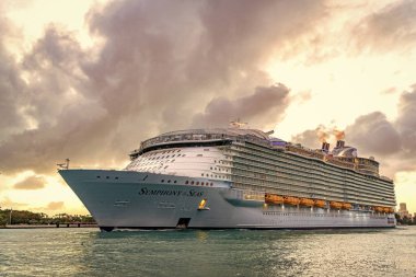 Miami, Florida, ABD - 16 Aralık 2024: Seas yolcu gemisi seferi senfonisi. Yaz tatilinde gemi turu. Royal Karayipler Uluslararası yolcu gemisi. Gemi turu. Lüks gemi gezisi..